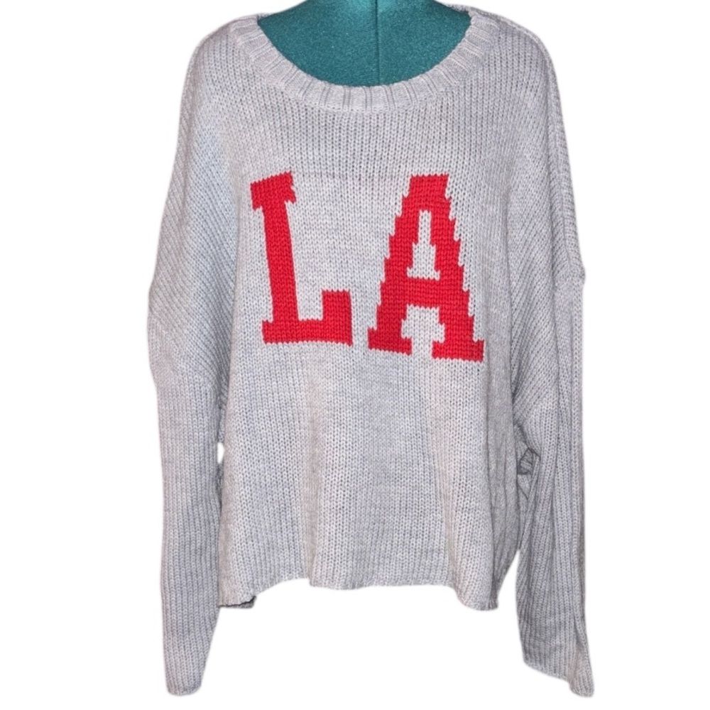 Rue+ Cozy Oversized Gray Sweater w/Red 'LA' Design, P2P:31”, L:24”, NWT